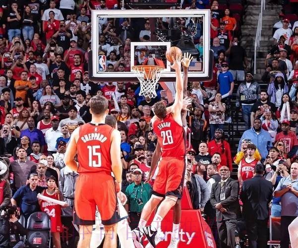 卡德威尔一抢二补篮打进，拿到6个前场板点燃主场、打停火箭